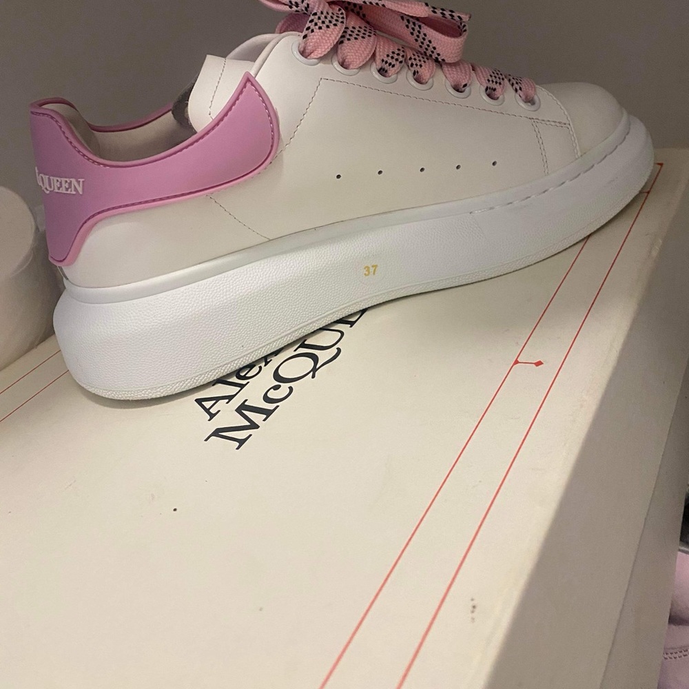 Only worn one time to take pictures!! Very AUTHENTIC!!